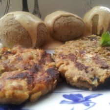 Hamburguesas de berenjenas con papas arrugadas al mojo picón