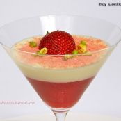 Panna cotta de mascarpone y salsa de fresas