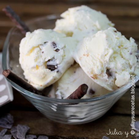 Helado de queso mascarpone y trocitos de chocolate