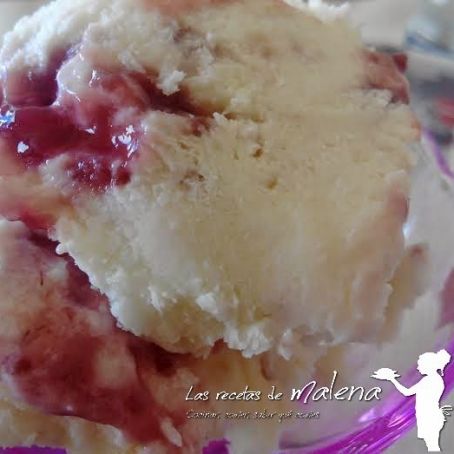 Helado de queso con mermelada de frambuesa