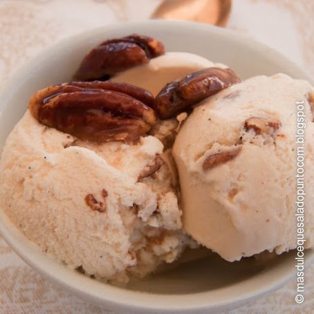 Helado de vainilla con nueces de pecan caramelizadas