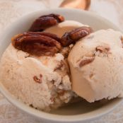 Helado de vainilla con nueces de pecan caramelizadas