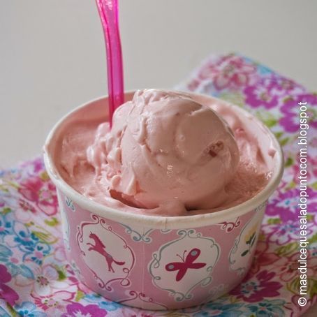 Helado de yogur y regaliz rojo