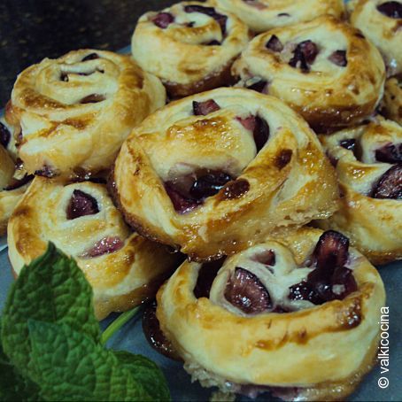 Espirales de hojaldre con cerezas y leche condensada