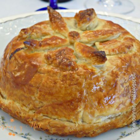 Hojaldre de Camembert con mermelada y cebolla caramelizada.