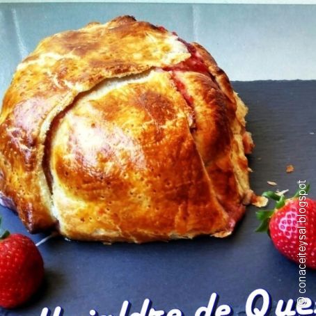 Hojaldre relleno de Queso , Nueces y fresas