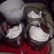 Copas de chocolate y nata en el microondas - Paso 3