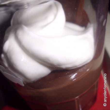 Copas de chocolate y nata en el microondas