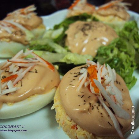 Huevos rellenos de surimi con salsa rosa