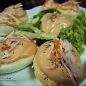 Huevos rellenos de surimi con salsa rosa