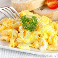 Revuelto de huevos con pan
