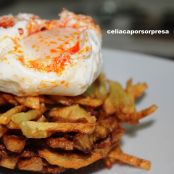 Huevos poché (escalfados) con sobrasada sobre nido de patatas paja