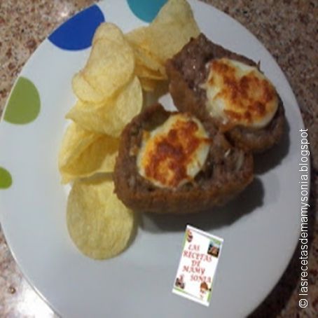 Huevos envueltos en carne picada
