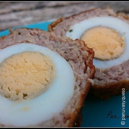 Huevos a la escocesa con salsa de yogur