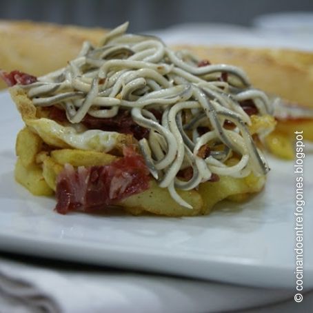 Huevos rotos con Jamón Ibérico y Gulas.