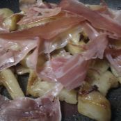 Patata y cebolla con jamón y huevo roto - Paso 3
