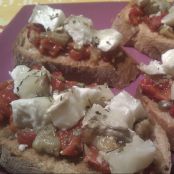 Tostadas con escalivada y queso de cabra