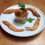 Dip de guacamole con mermelada de manzana y tempura de langostinos