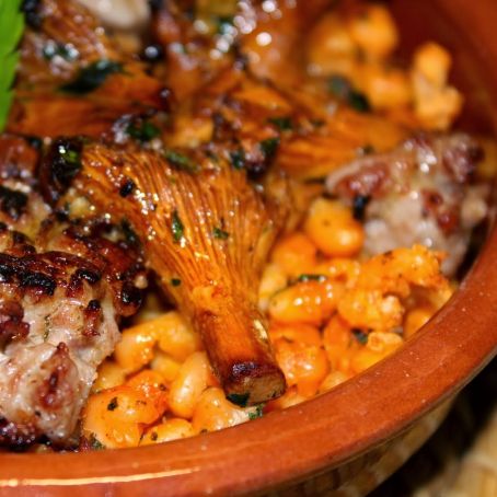 Botifarra esparracada amb rossinyols i fesolets de Santa Pau