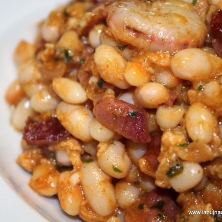 Ous remenats amb fesols de Santa Pau, pernil i gambes