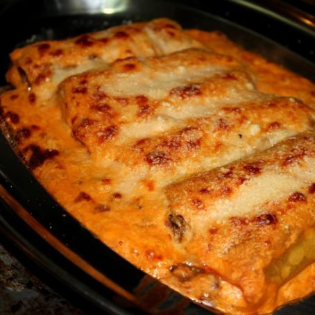 Canelons de bolets amb beixamel de tomàquet