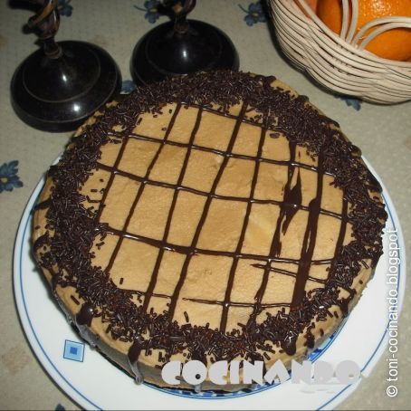 Tarta con frosting de mascarpone al café