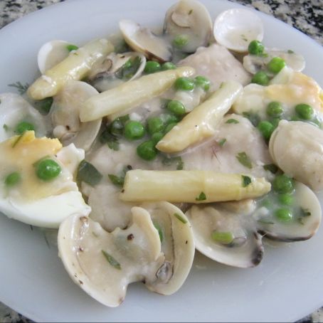 MERLUZA EN SALSA VERDE CON GUISANTES Y ALMEJAS