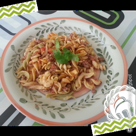 Pasta tricolor con carne picada y tomate natural