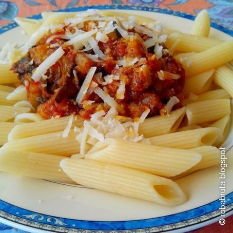 Penne rigate con salsa de berenjena y aceite de sésamo