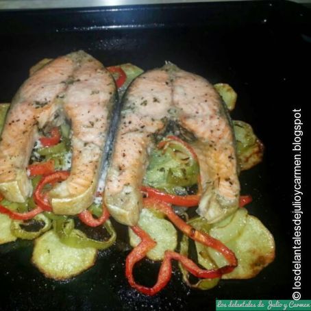 Salmón al horno con base de patatas y pimientos