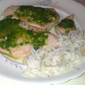 Filetes de atún fresco con salsa verde y chanquetes de guarnición