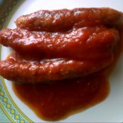 Salchichas rojas en salsa de tomate