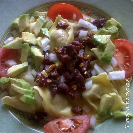 Ensalada templada de raviolis y jamón serrano