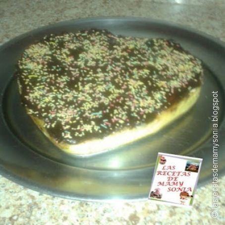 Tarta de flan con galletas con cobertura de chocolate