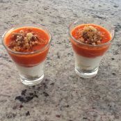 Chupito de queso de cabra con pimiento y crumble de anchoa