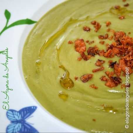Crema de guisantes con pimientos crujientes