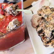 Pinchos de pez espada con salsa de tomates asáos