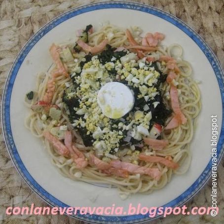 Espaguettis con salteado de espinacas y salmón