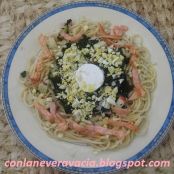 Espaguettis con salteado de espinacas y salmón