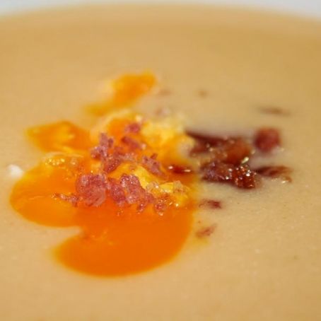 Crema de sopa de ajo con huevo