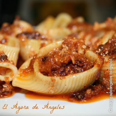Caracolas con pesto rojo de tomates secos y piñones