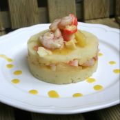 Pastel de patata con gambas, piña y vinagreta de mango