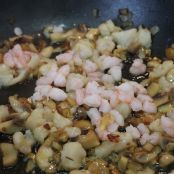 CANELONES RELLENOS DE PANGA, CHAMPIÑONES Y GAMBAS - Paso 4