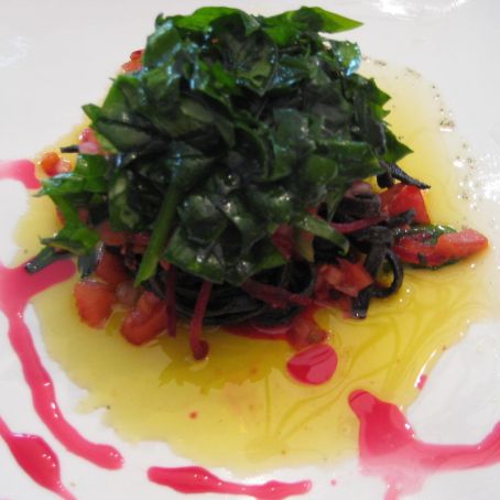 Ensalada de espinacas frescas y remolacha con vinagreta