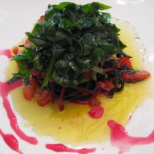 Ensalada de espinacas frescas y remolacha con vinagreta