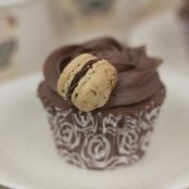 Cupcakes de chocolate y café con macarons de café y chocolate