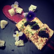 Lágrima de remolacha, queso azul, escalopines de tofu a la parrilla con huevas de arenque y flores