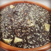 Arroz negro caldoso con dados de sepia y calamares en su tinta en conserva