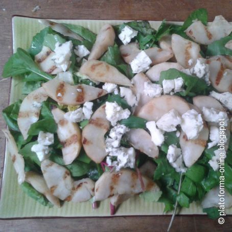 Ensalada de rúculas, queso azul y peras grilladas