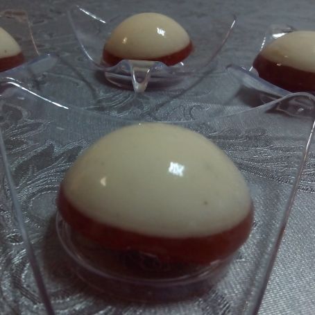 Bombón de queso de cabra con mermelada de tomate